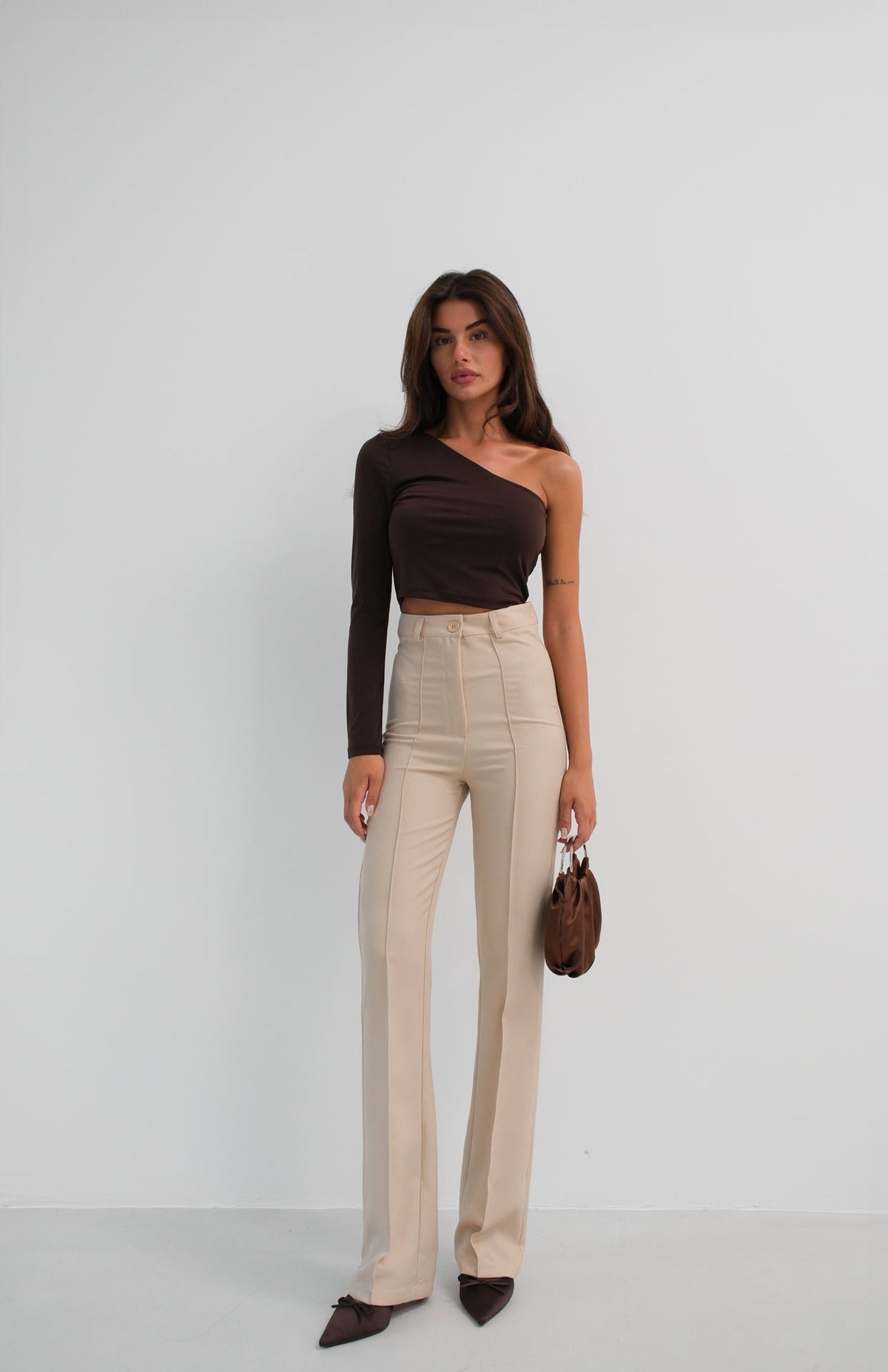 Asimetrik Tek Omuz Kahverengi Crop Top