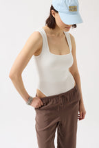Kare Yaka Kalın Askılı Beyaz Bodysuit