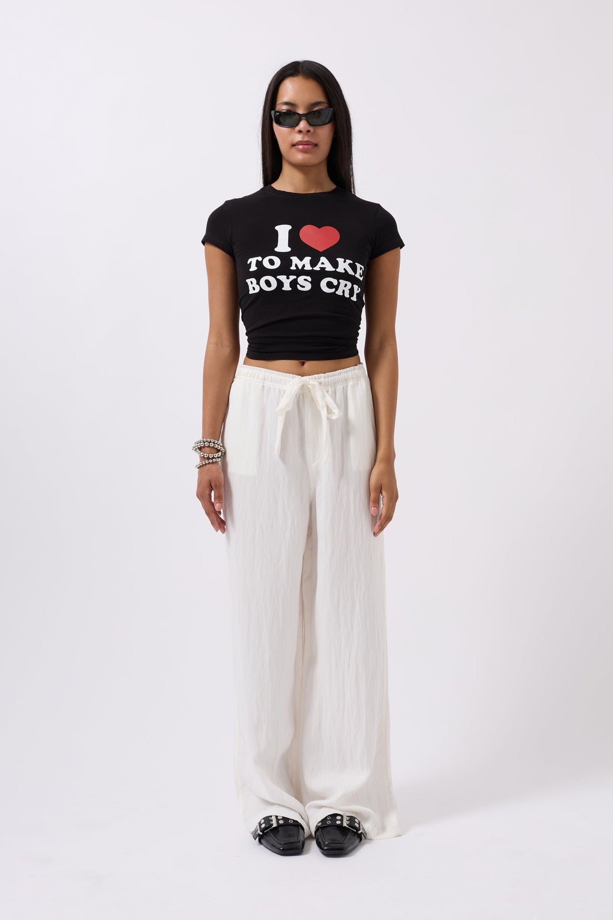 Nakış Detay Baskılı Crop Siyah T-Shirt