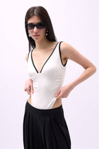 V Yaka Biye Detay Beyaz Bodysuit