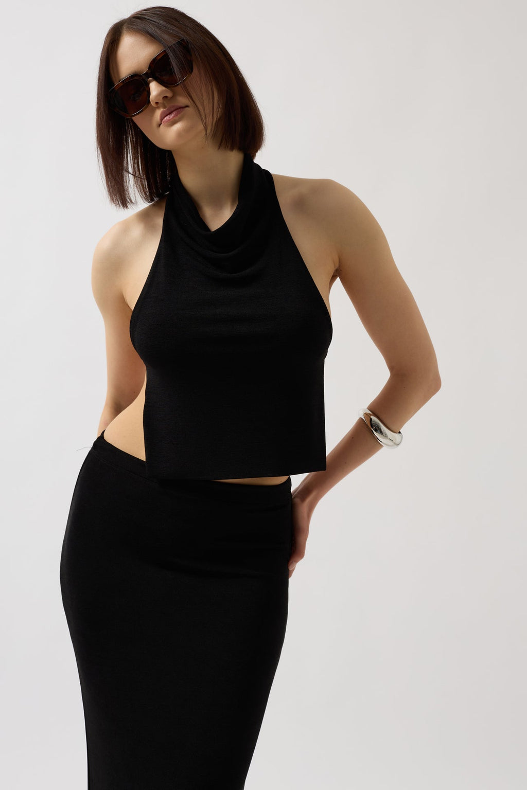 Yarım Balıkçı Sırt Dekolte Crop Siyah Bluz
